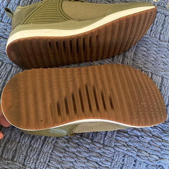 Green PuMa size 7 hardly worn gym shoes best offer - Picture 5 of 7